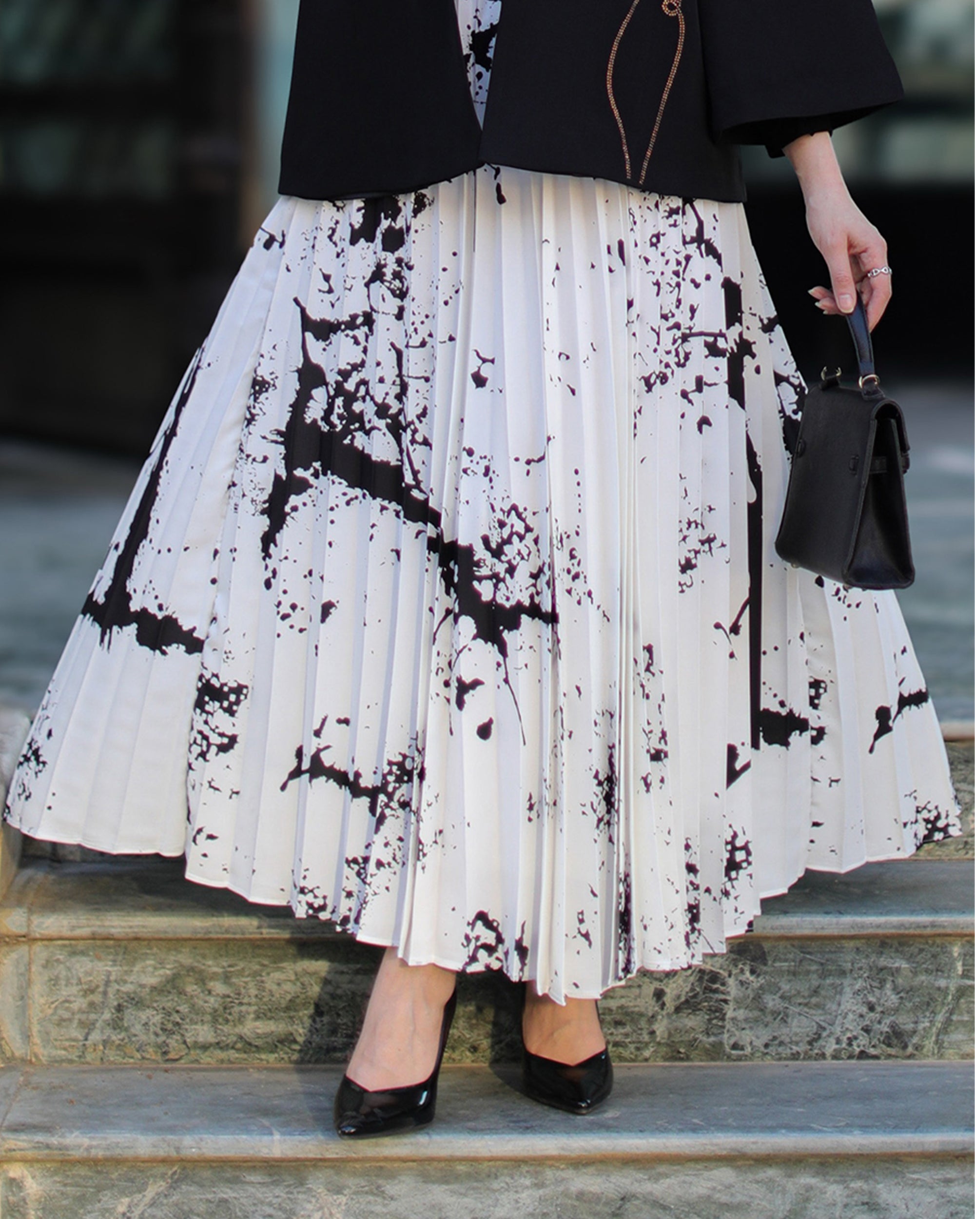 تنورة سوداء وبيضاء