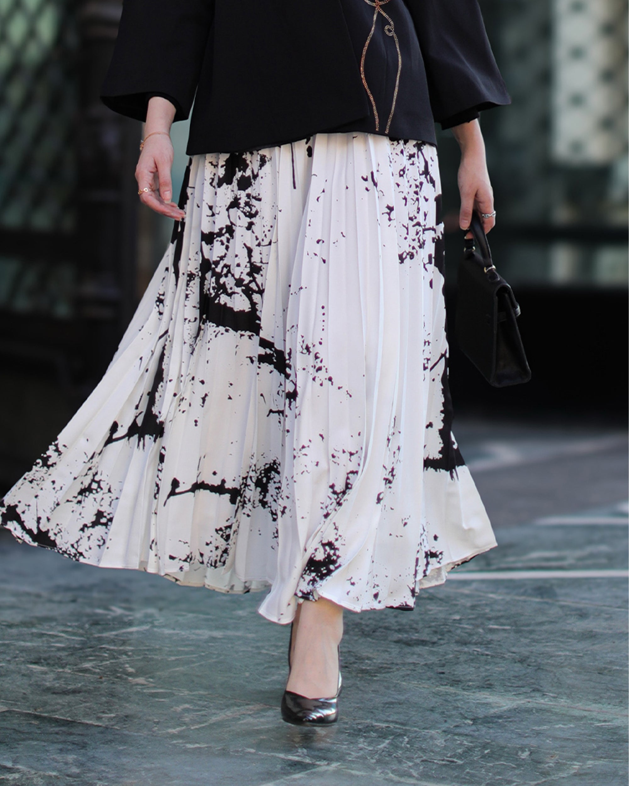 تنورة سوداء وبيضاء