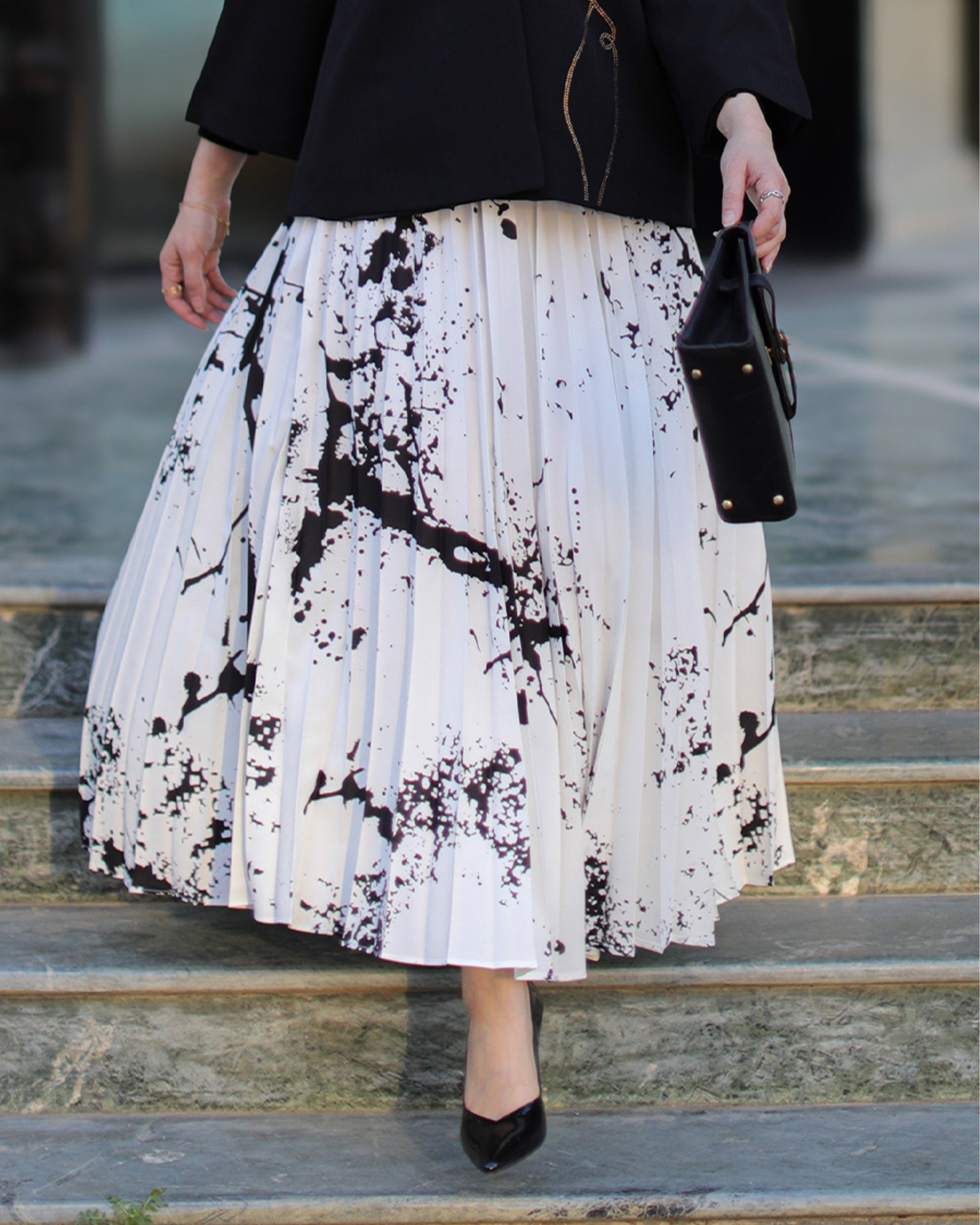 تنورة سوداء وبيضاء