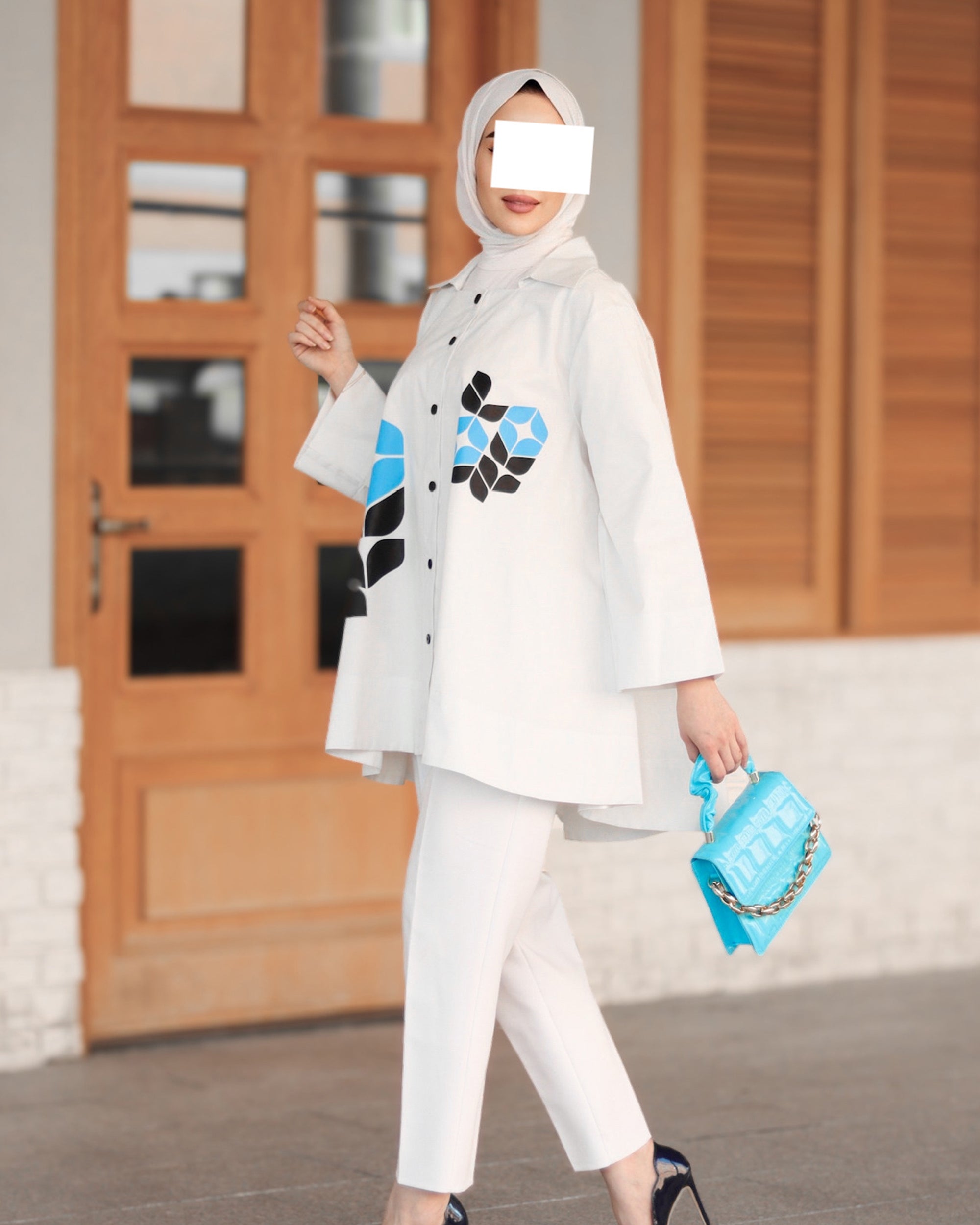 قميص بوبلين مزخرف بالأزرق