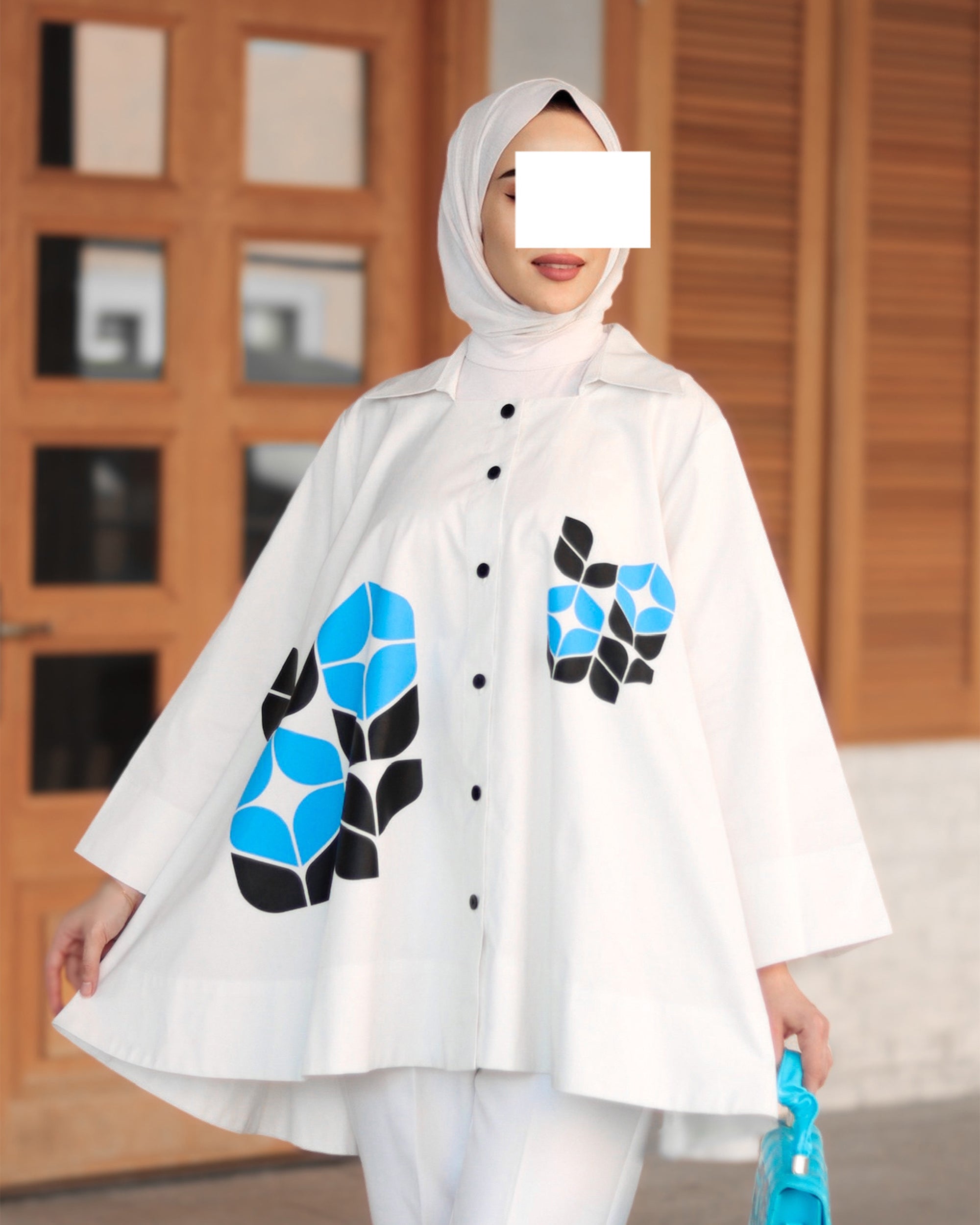 قميص بوبلين مزخرف بالأزرق