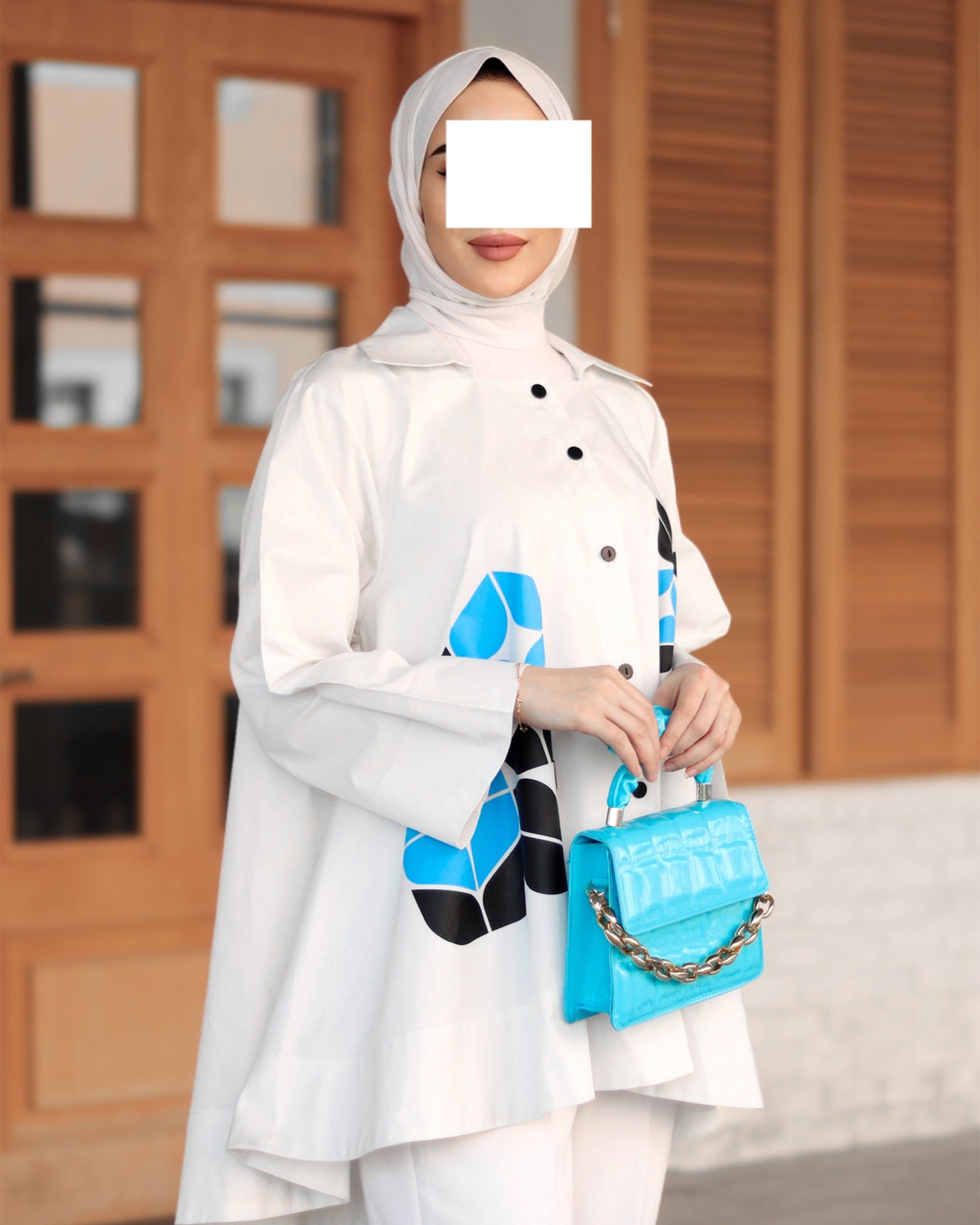 قميص بوبلين مزخرف بالأزرق