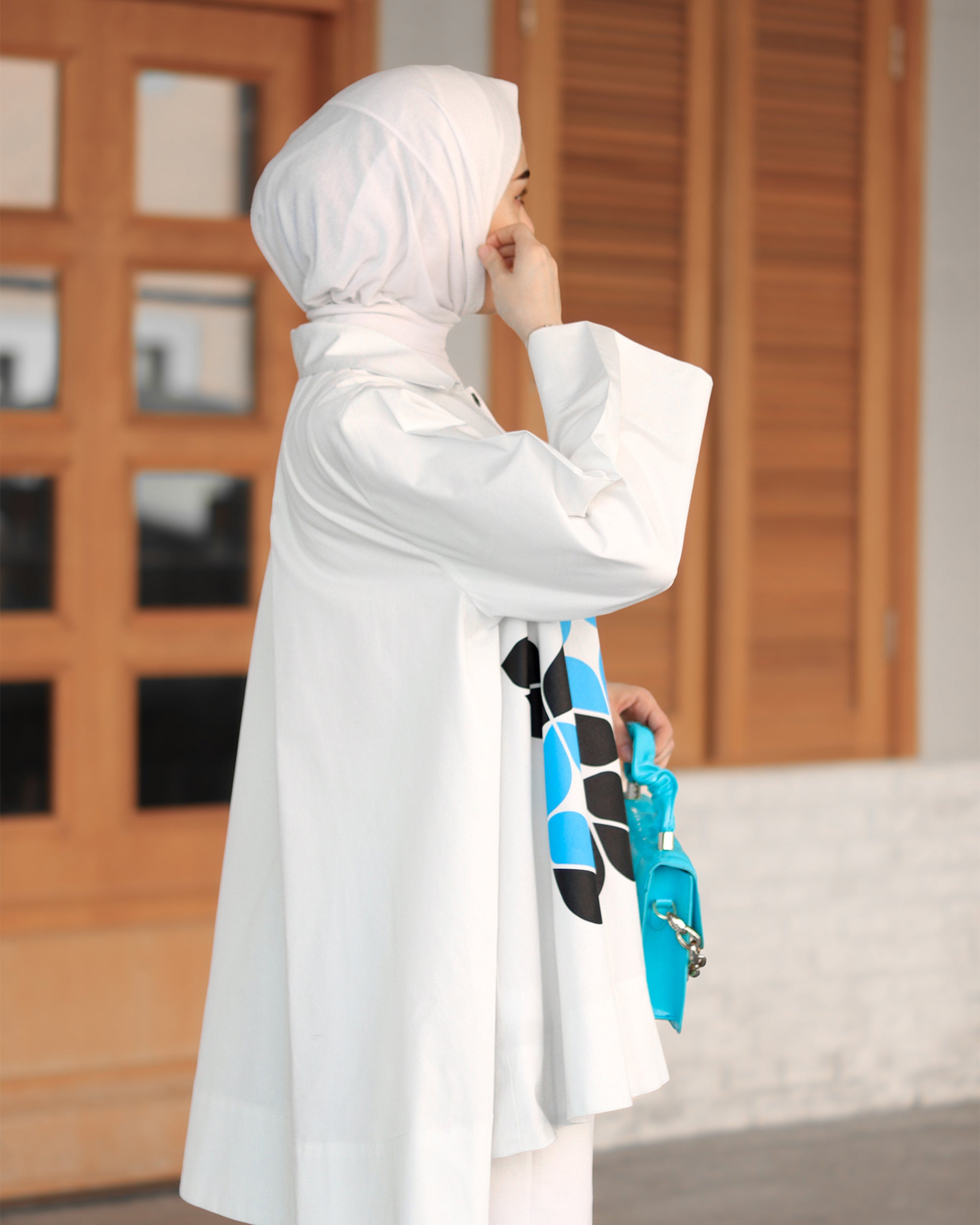 قميص بوبلين مزخرف بالأزرق