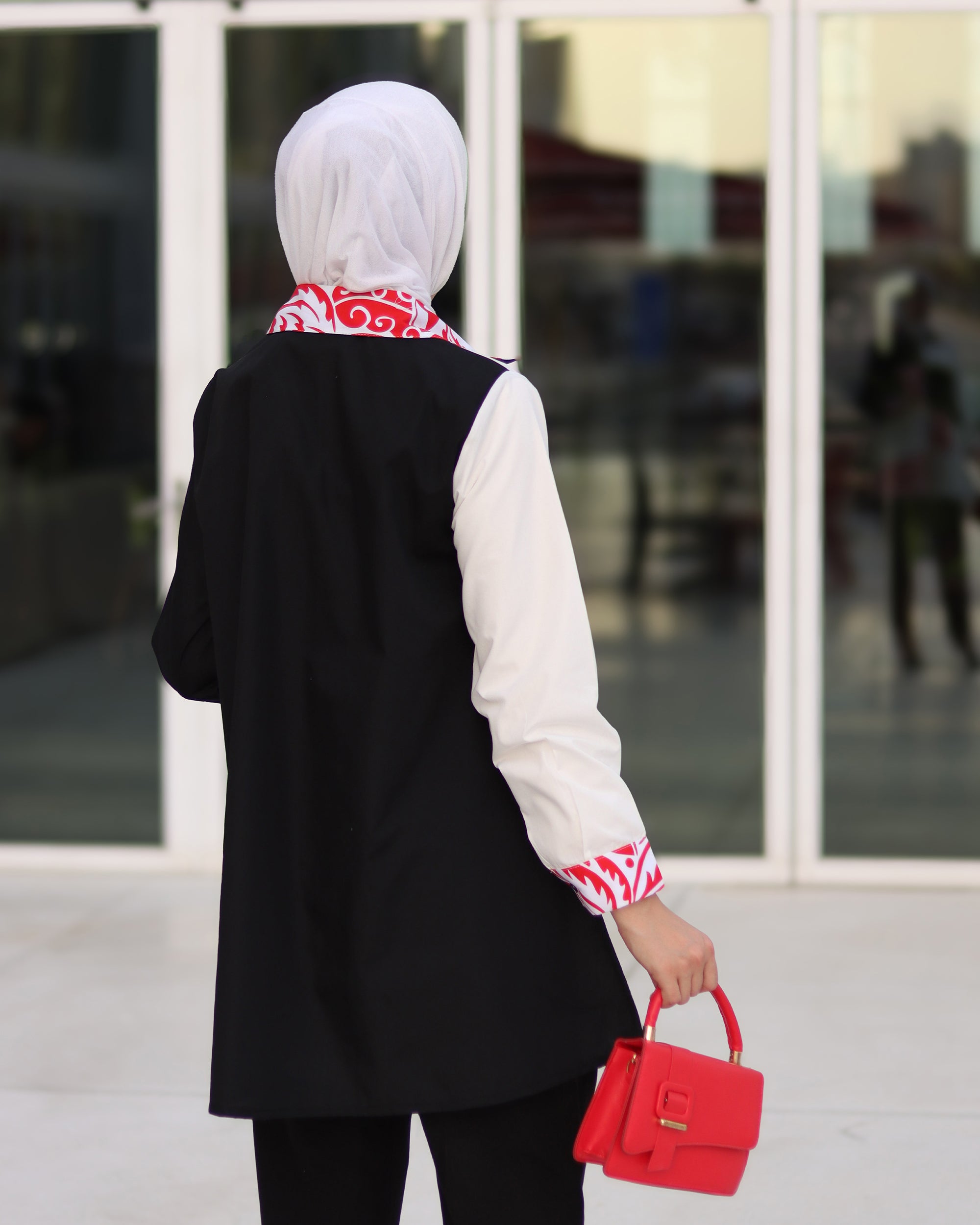 قميص بوبلين بتباين جريء