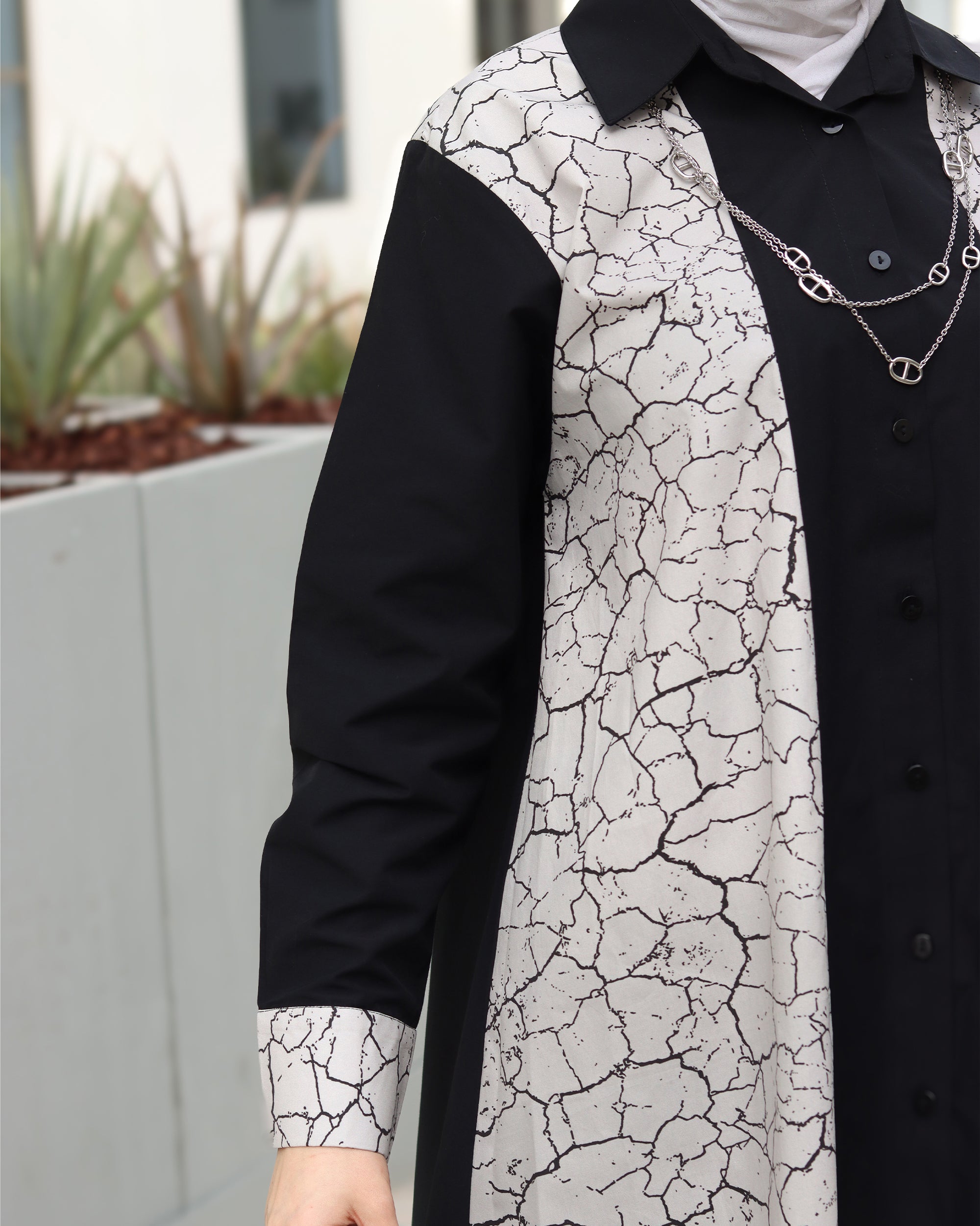 قميص بوبلين أسود وأبيض