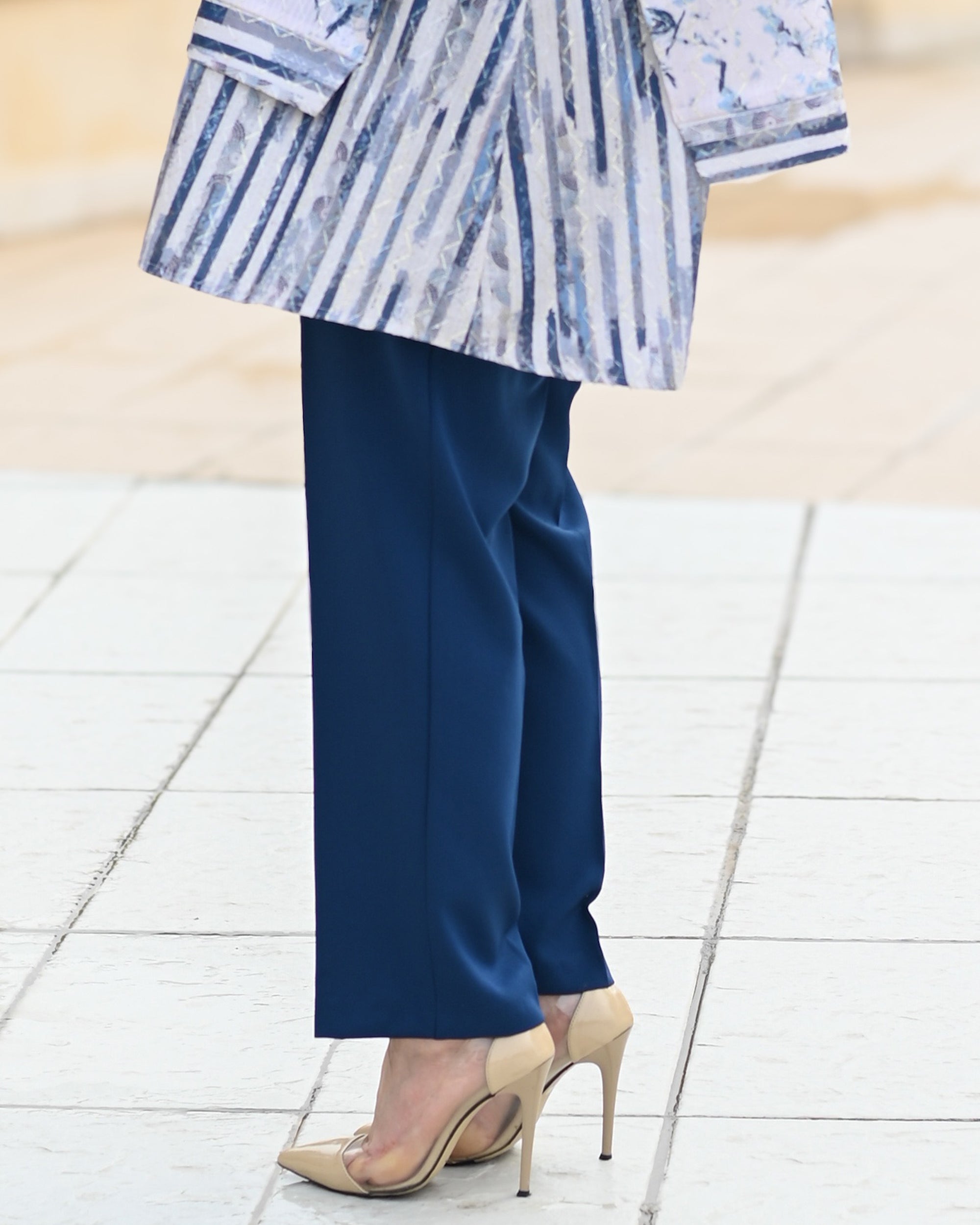 Classic Light Crepe Pants – Navy Blue