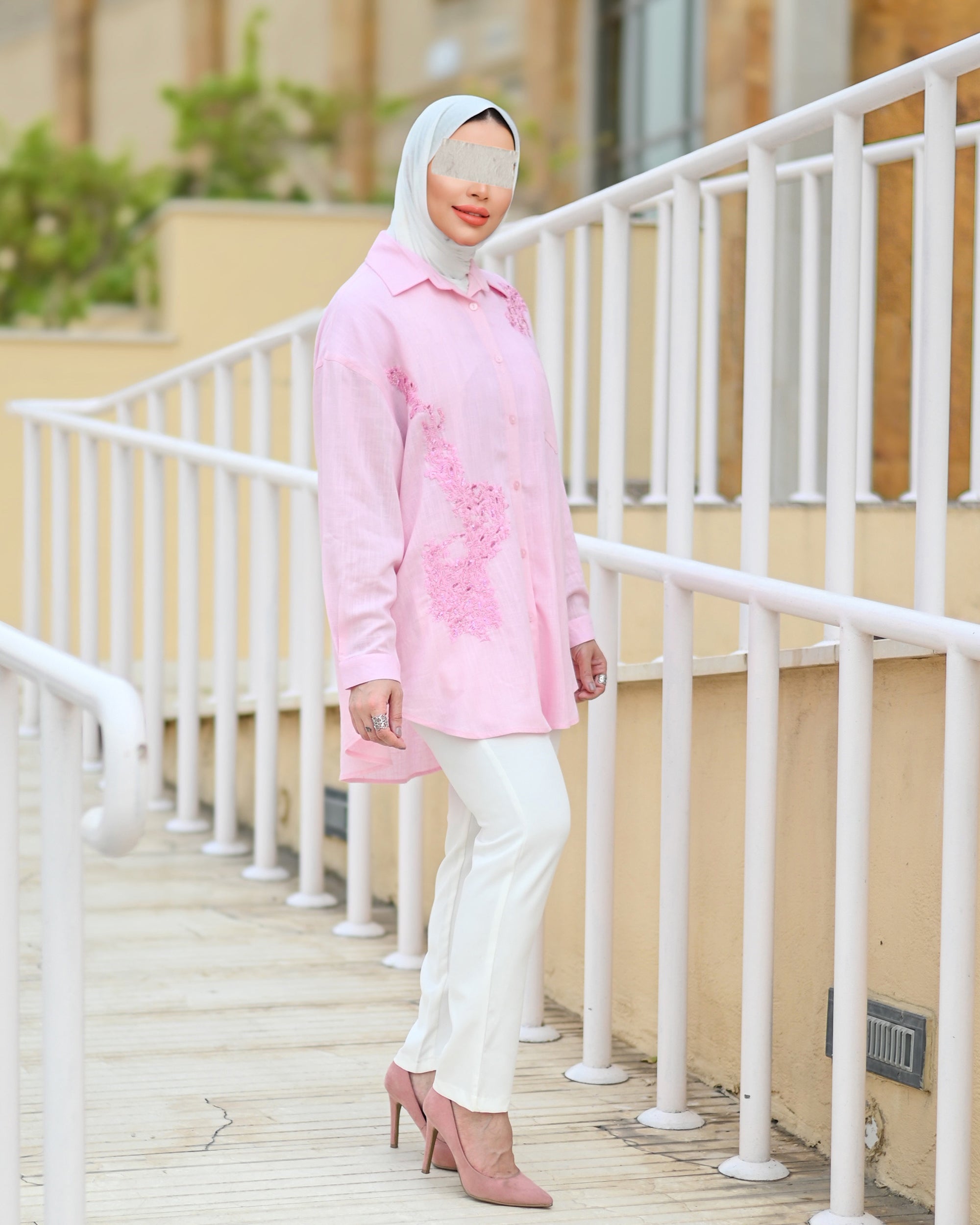 قميص كتان مطرز وردي