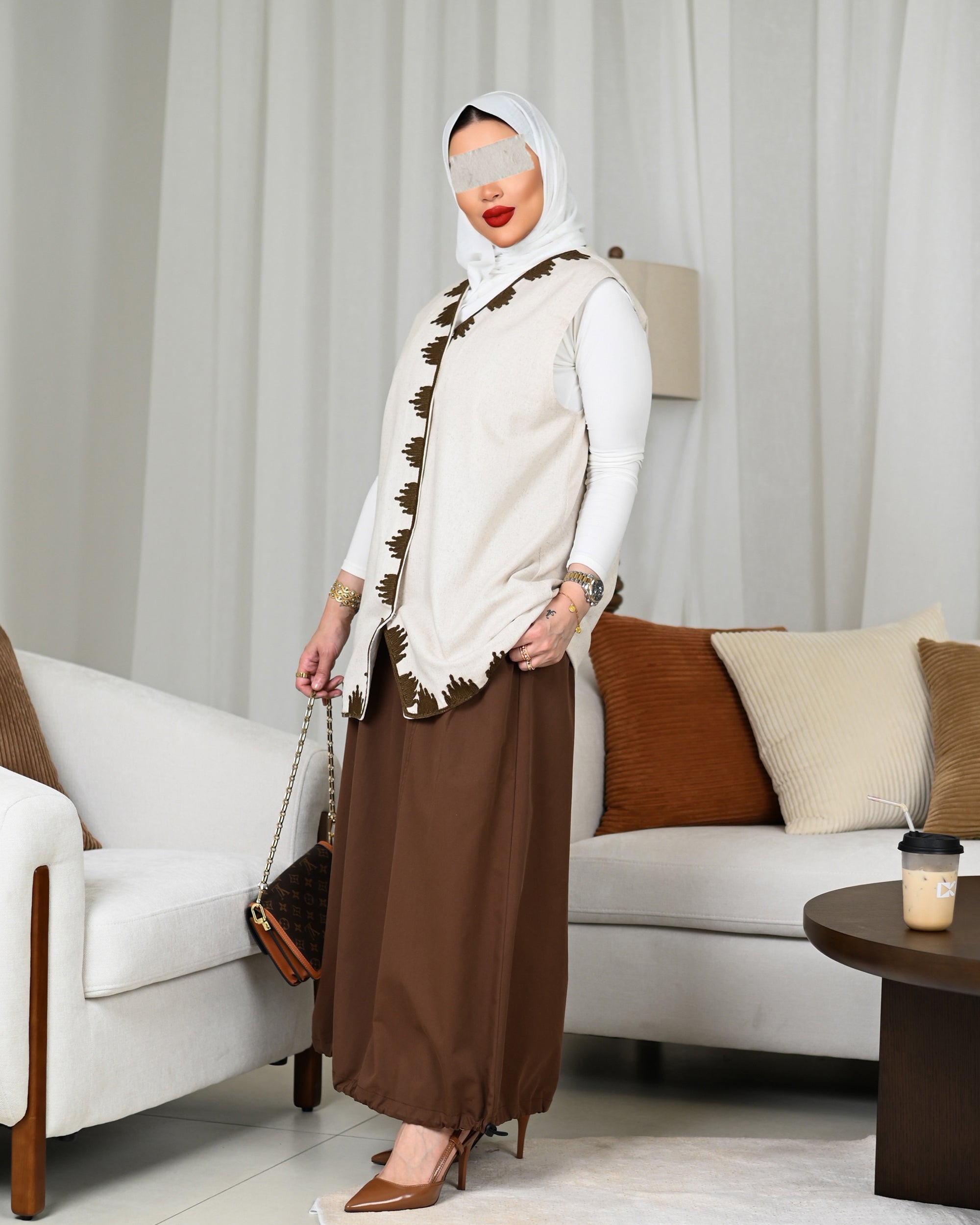 جاكيت مطرز من الكتان البيج