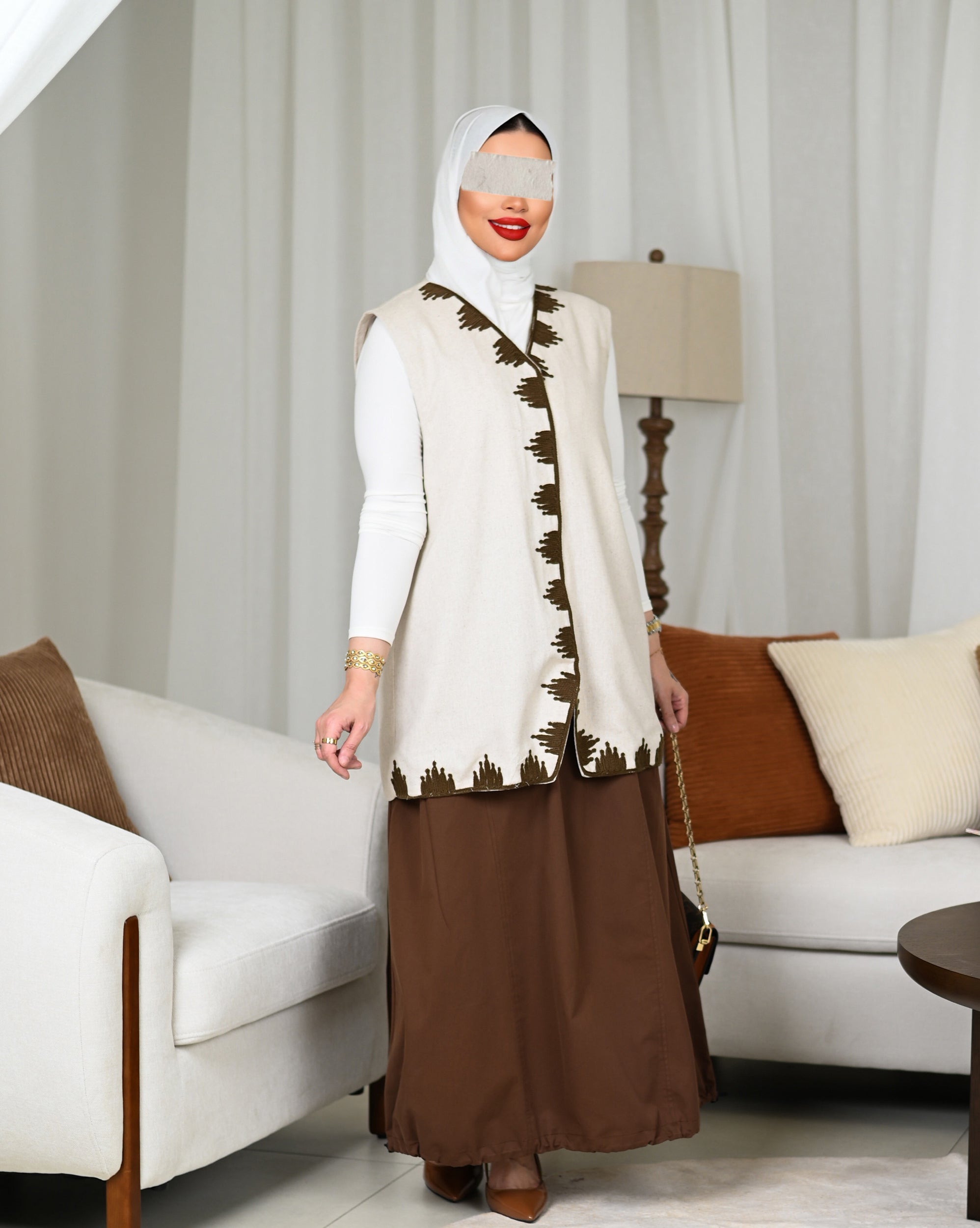 جاكيت مطرز من الكتان البيج