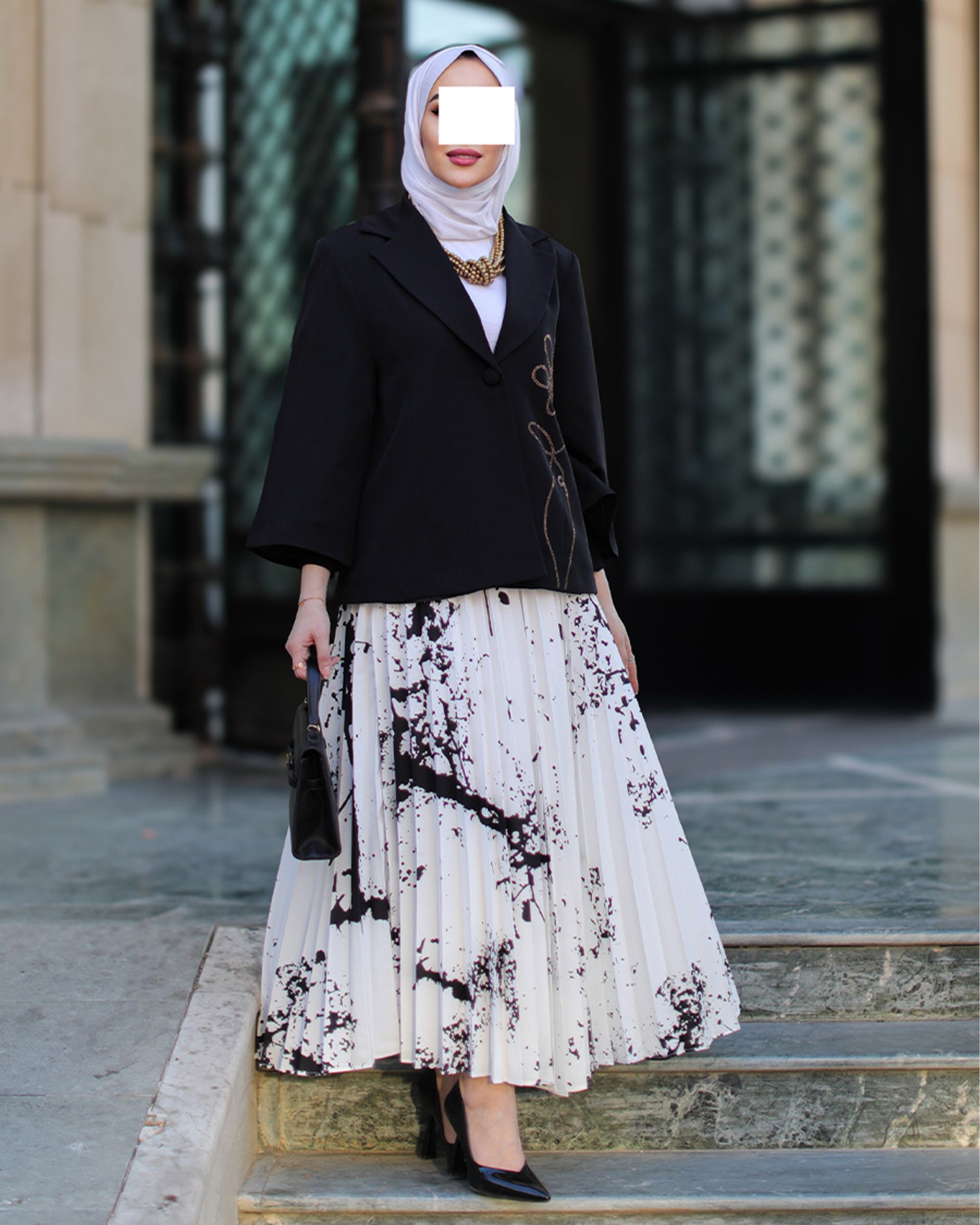 تنورة سوداء وبيضاء