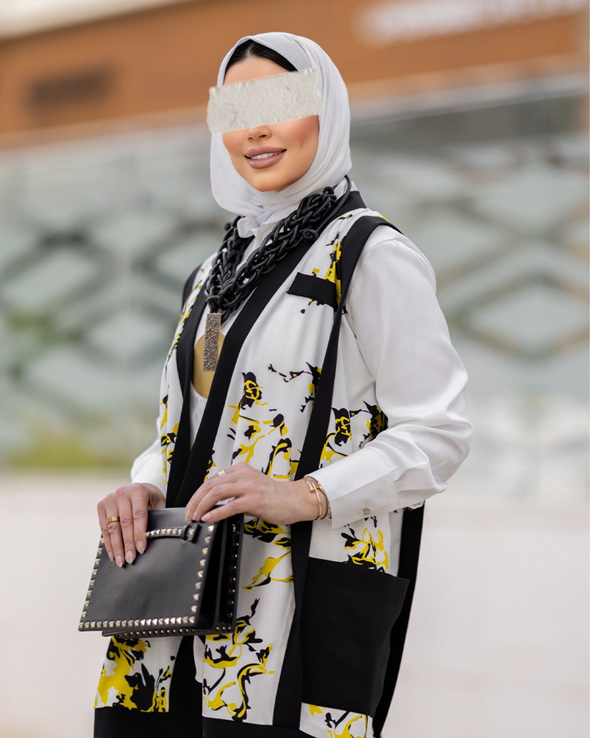 سترة صفراء مميزة