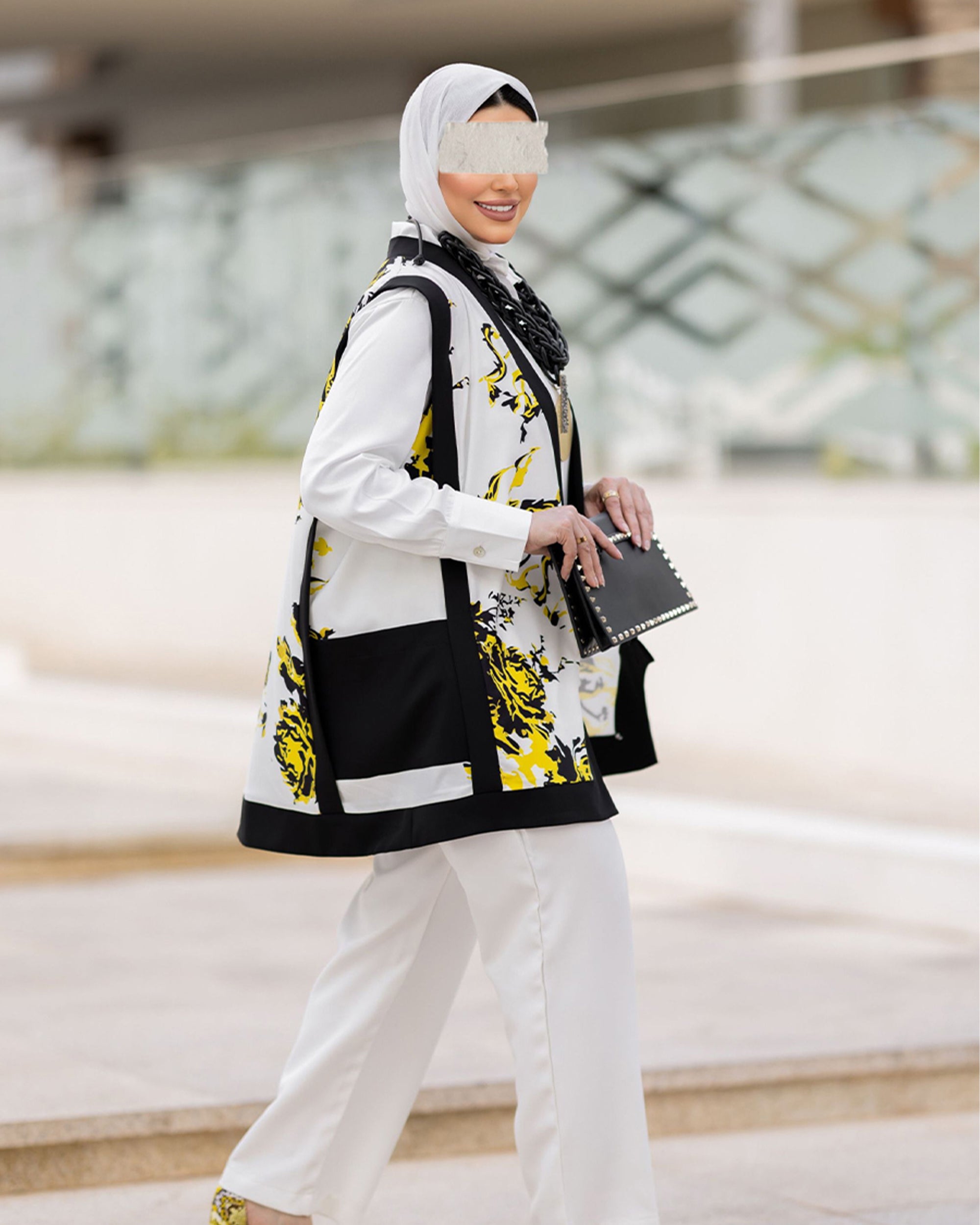 سترة صفراء مميزة