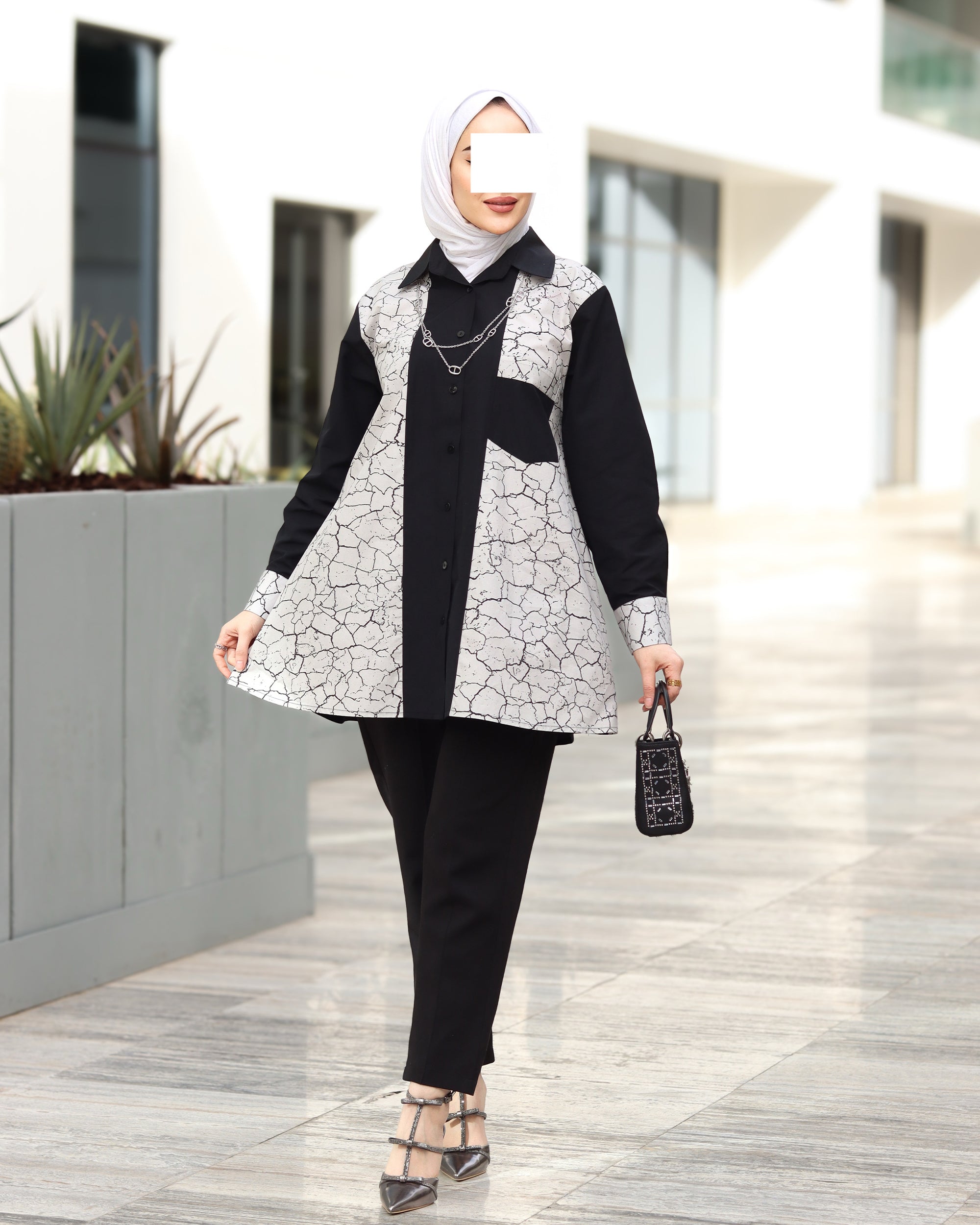 قميص بوبلين أسود وأبيض