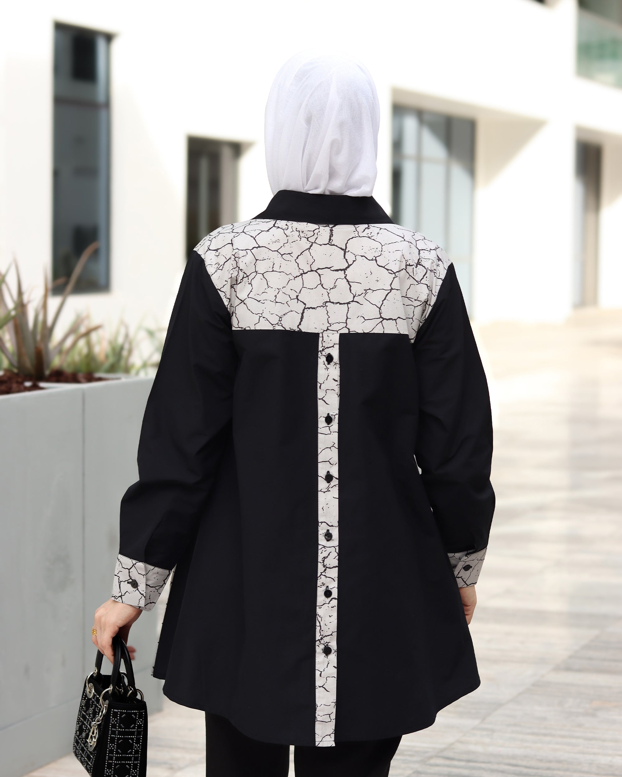 قميص بوبلين أسود وأبيض