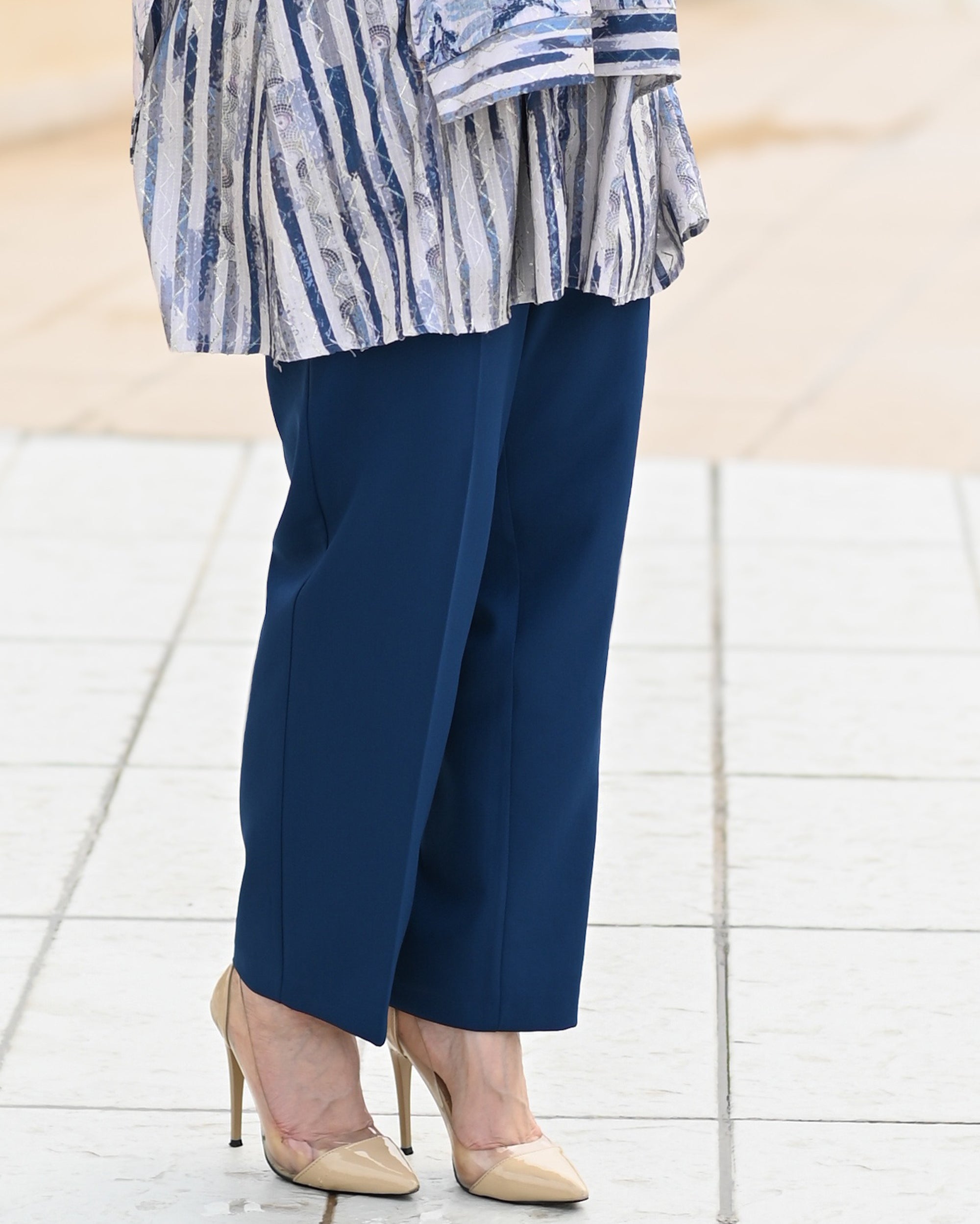 Classic Light Crepe Pants – Navy Blue