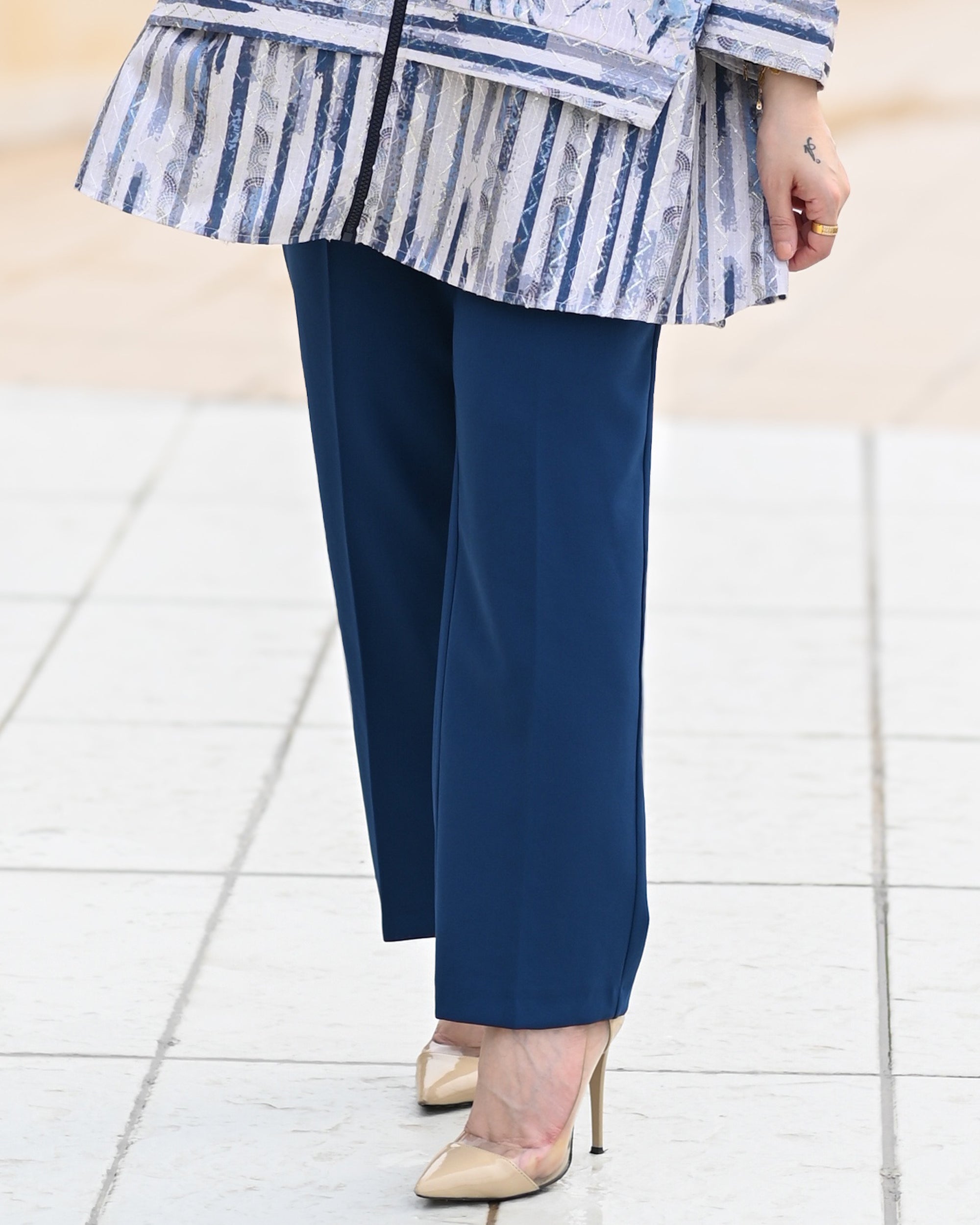 Classic Light Crepe Pants – Navy Blue