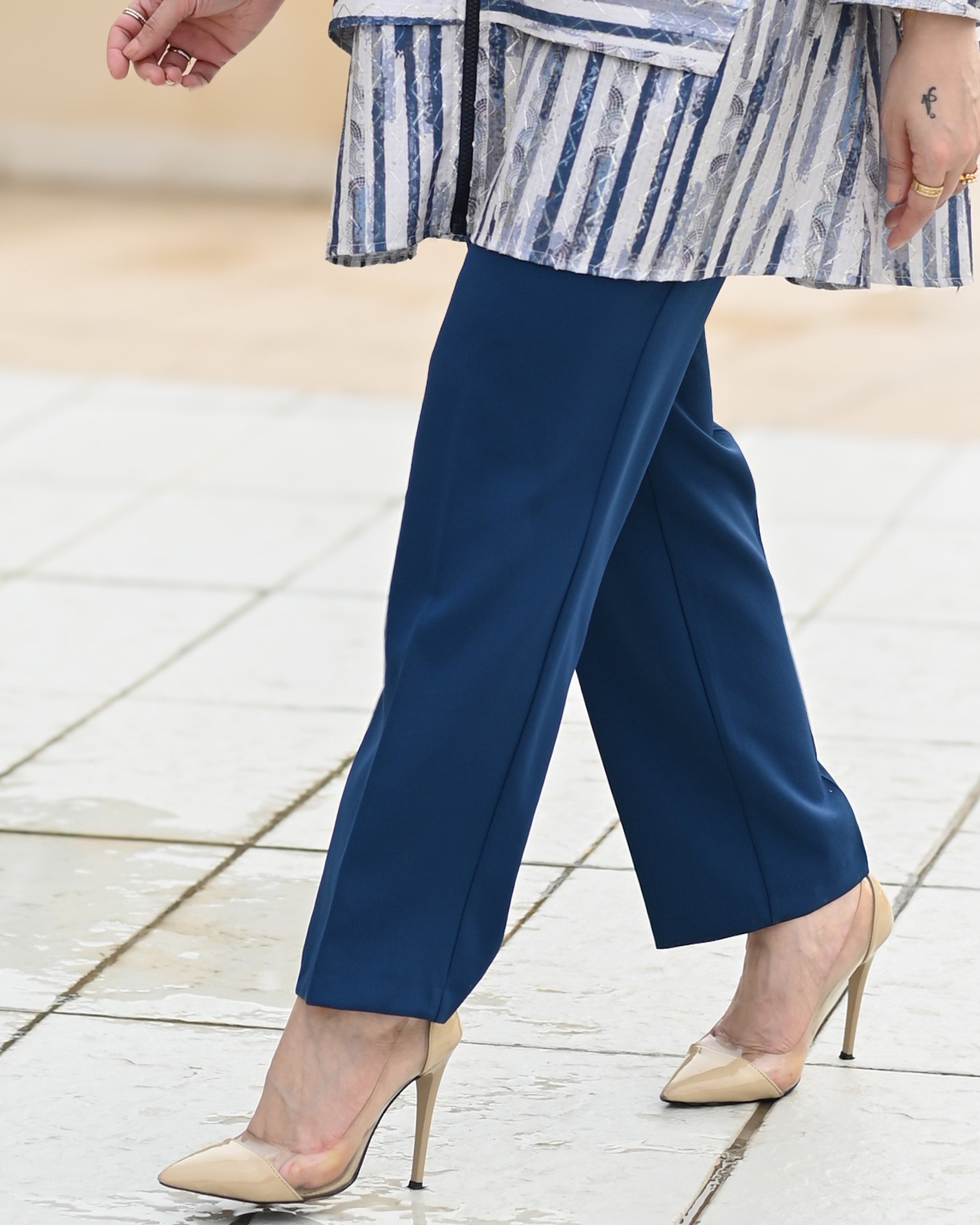 Classic Light Crepe Pants – Navy Blue