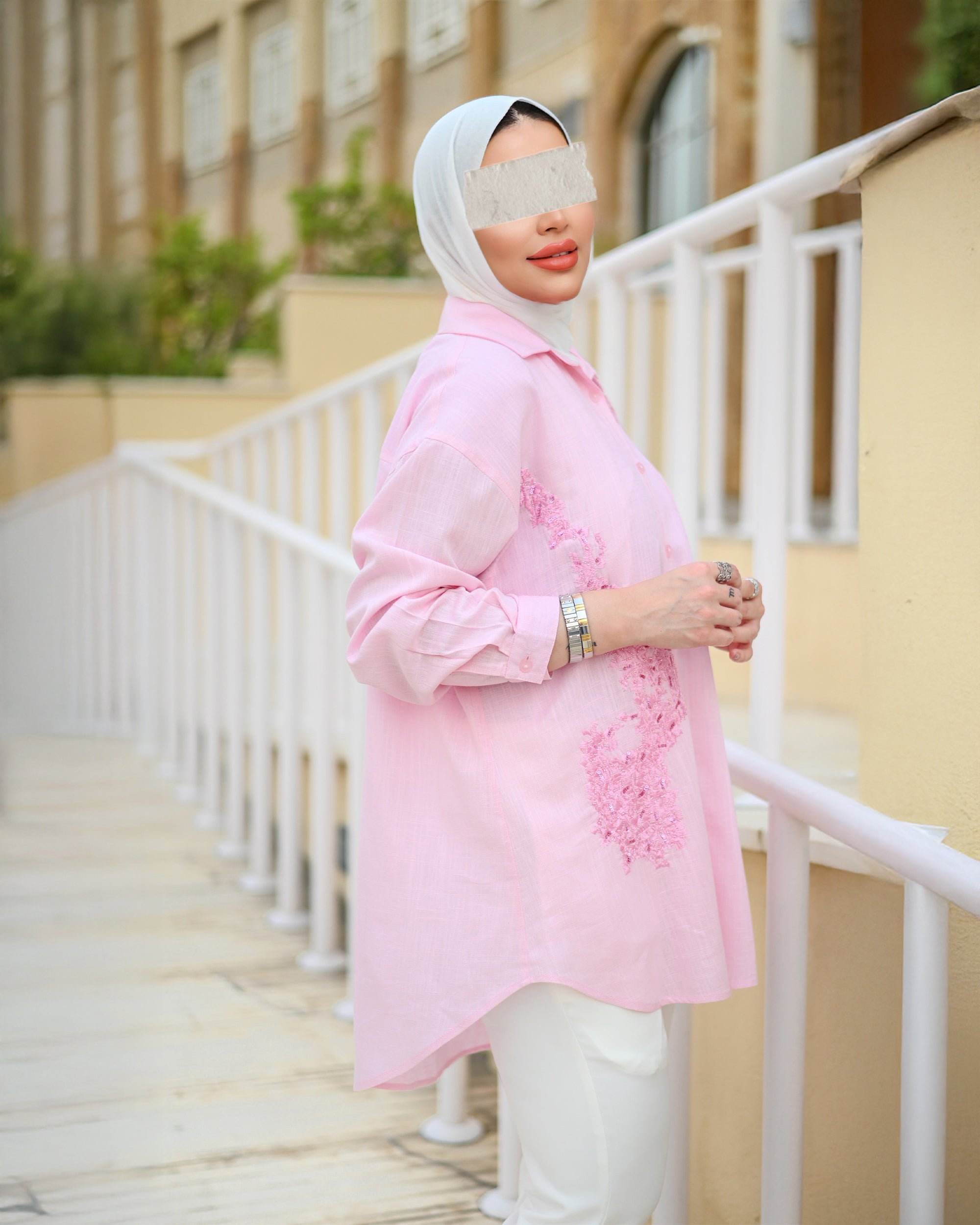 قميص كتان مطرز وردي