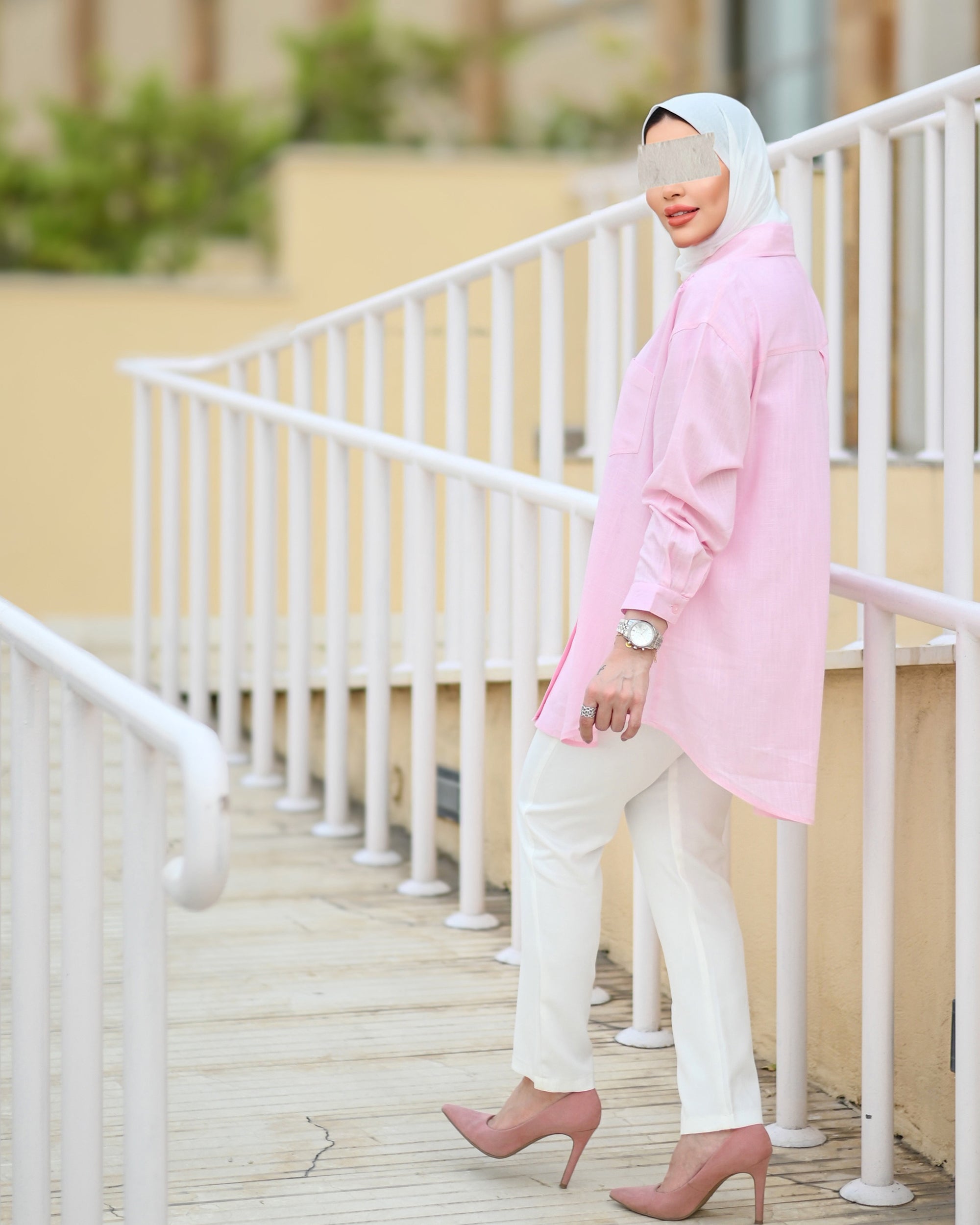 قميص كتان مطرز وردي