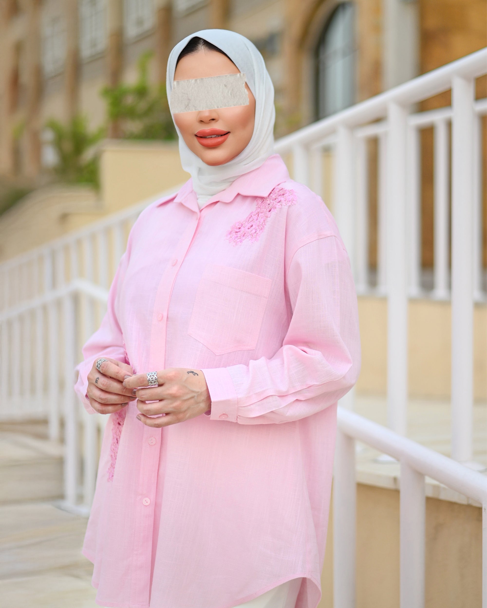 قميص كتان مطرز وردي