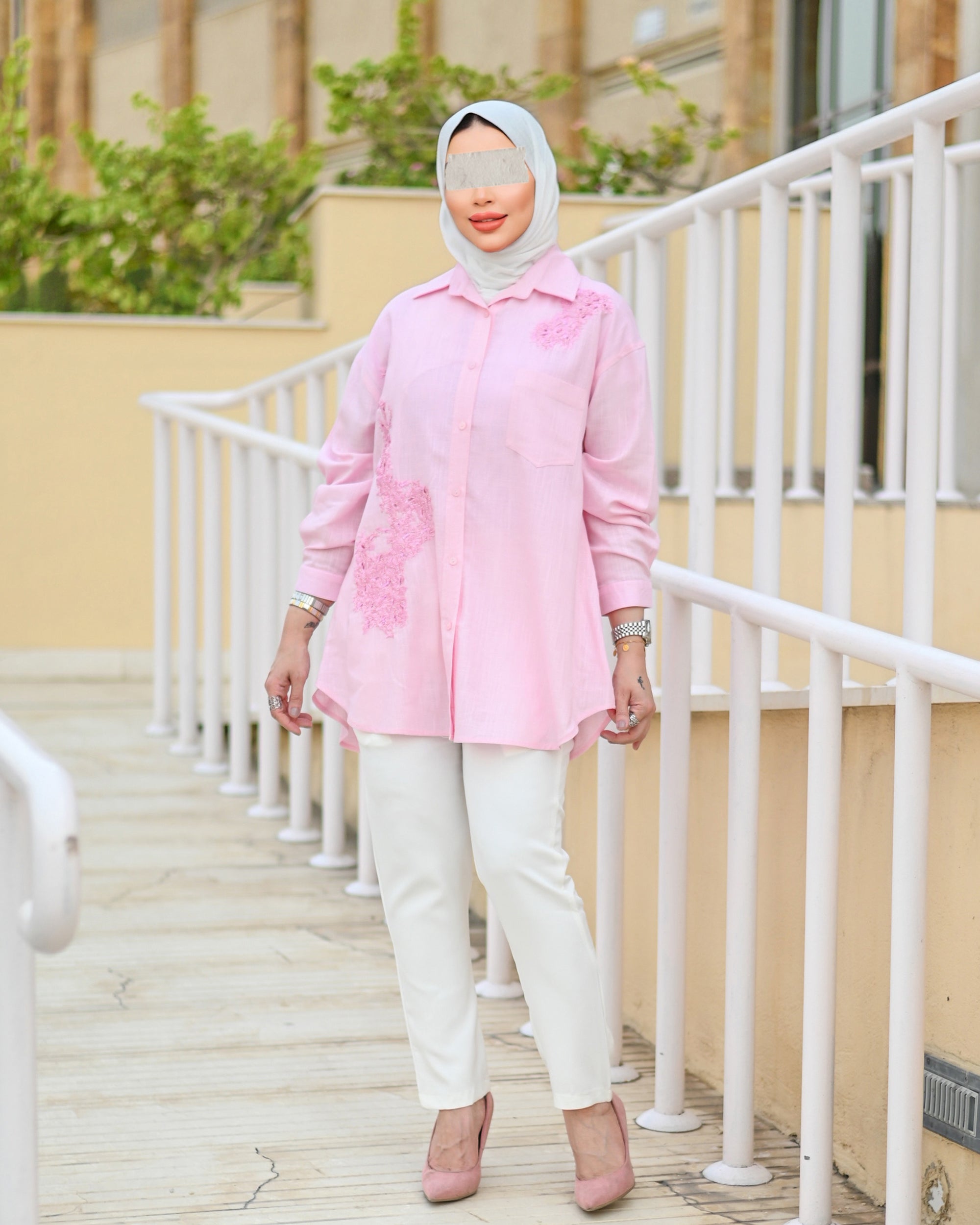 قميص كتان مطرز وردي