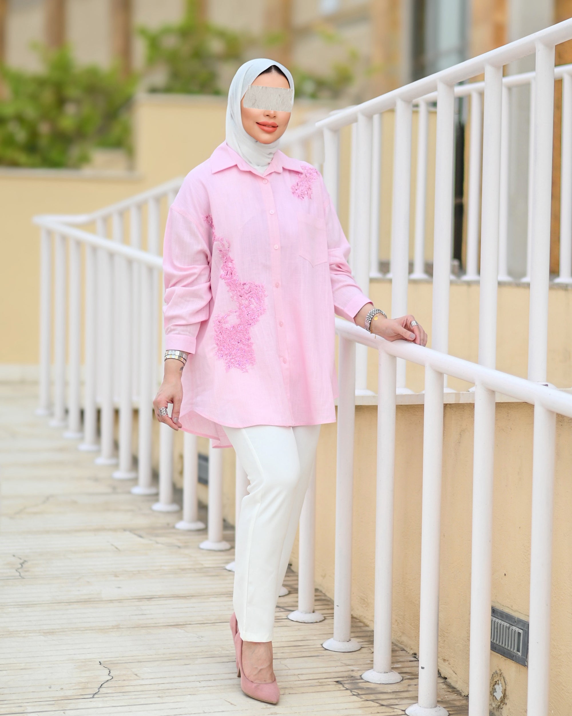 قميص كتان مطرز وردي