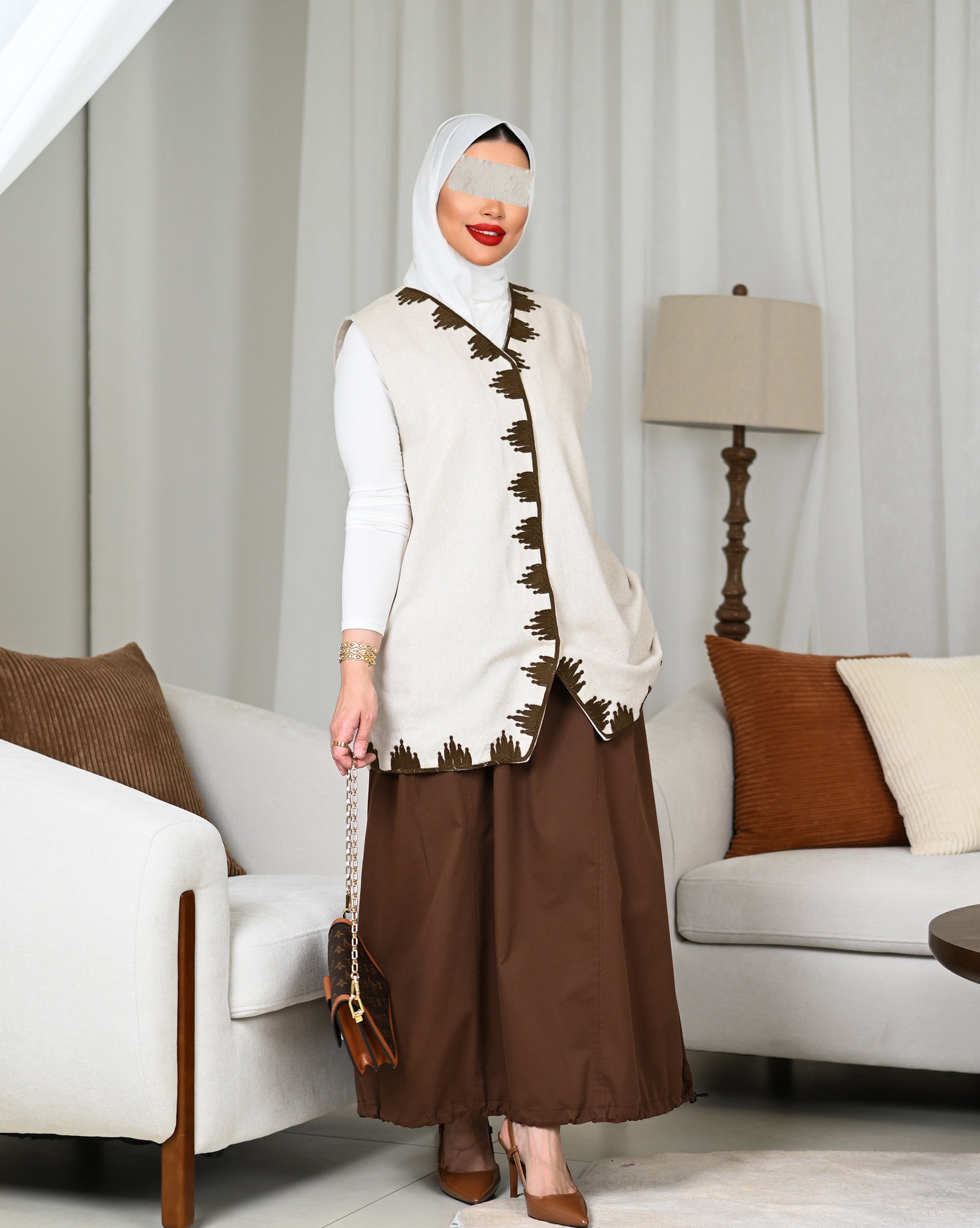 جاكيت مطرز من الكتان البيج